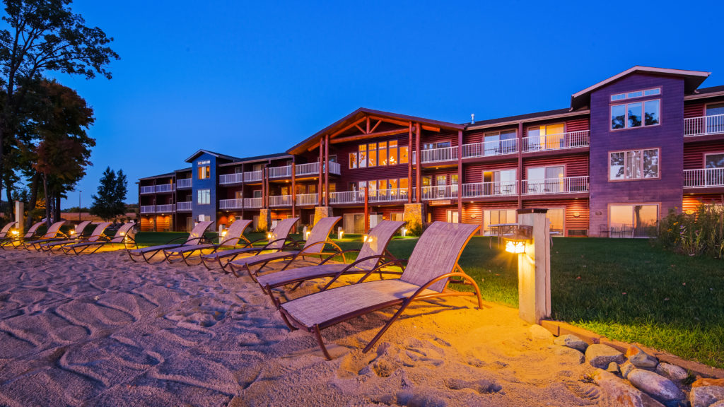 hotel lodging in detroit lakes by the beach